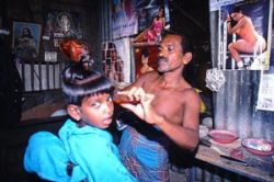 A hairdresser of a refugee camp in Trincomalee (Sri Lanka)