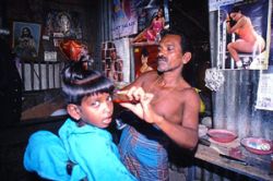 Hair cut in a refugee camp of Trincomalee (Sri Lanka)