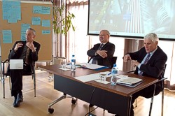 Lively discussion during the sustainable finance training course (photo from right to left: Rudolf Strahm, former price supervisor of Switzerland and MP, Konrad Hummler, President of the Swiss Private Bankers Association; Richard Gerster, facilitator)