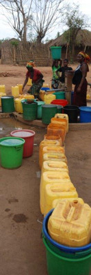 Queuing for safe water in Metoro (Mozambique)